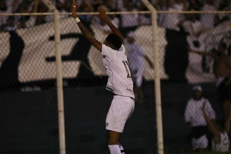Lucas Barbosa comemora um dos gols na vitória sobre o América-MG (FOTO: Divulgação/Santos FC)