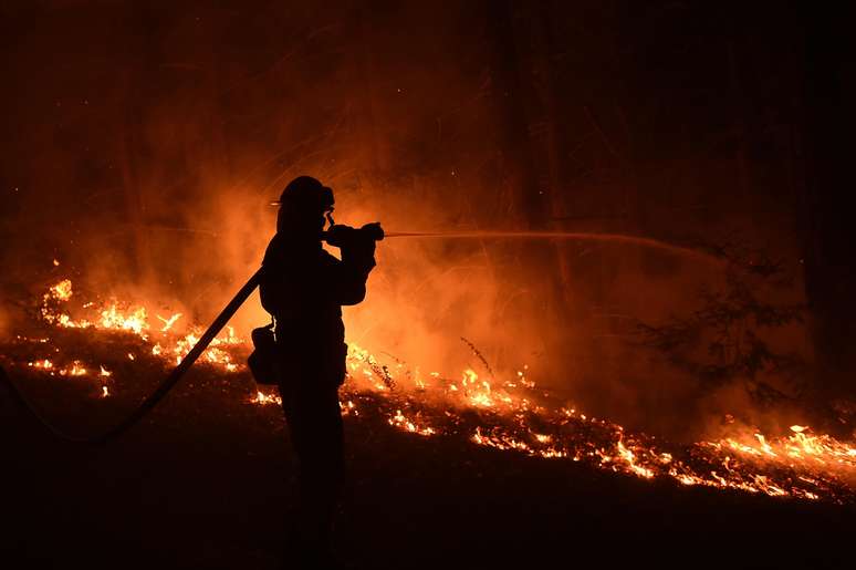 Bombeiro tenta apagar chamas de incêndio que aconteceu na região em 2016. 