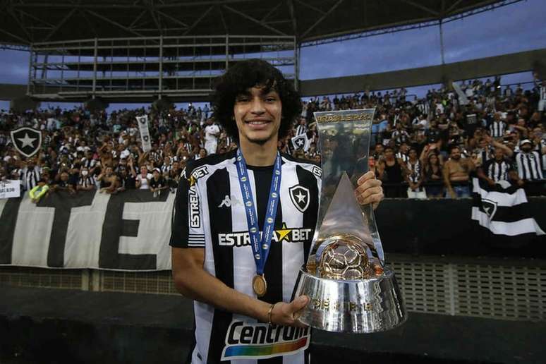 Matheus Nascimento com a taça da Série B. Atacante está de volta aos treinos no Botafogo (Foto: Vítor Silva/Botafogo)