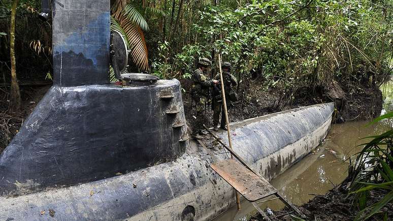 Na Colômbia, é comum a interceptação de submarinos artesanais para transportar drogas, como este da foto, localizado em 2011