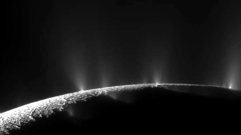 Plumas de vapor d'água erguem-se da superfície gelada da sexta maior lua de Saturno, Encélado — sinais do oceano líquido oculto embaixo dela