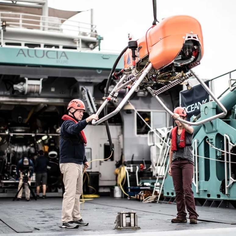 Orpheus foi construído usando parte da espuma remanescente do veículo submergível Deepsea Challenger, do cineasta James Cameron