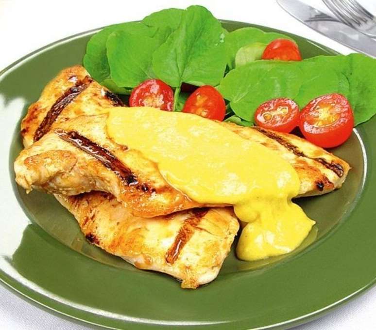Frango grelhado com molho de mostarda e mel (Reprodu&ccedil;&atilde;o / Guia Cozinha)