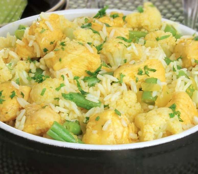 Arroz com frango, couve-flor e curry (Reprodução / Guia Cozinha)