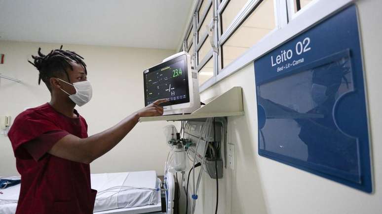 Com nova alta de casos, hospitais têm enfrentado dificuldade para cobrir turnos de profissionais infectados
