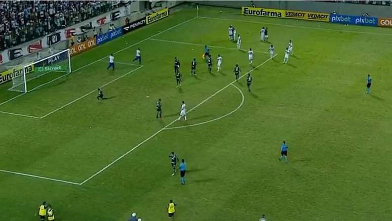 Torcedor do São Paulo invade gramado da Arena Barueri com uma faca