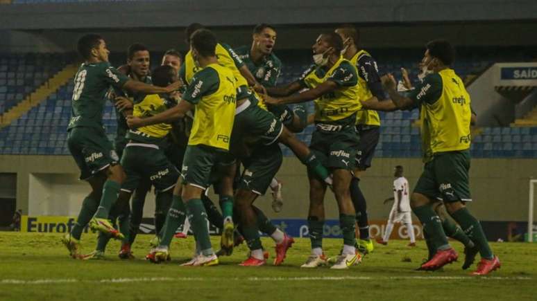 Palmeirenses o gol que deu a vitória sobre o São Paulo, nesta noite (Foto: Angelo Salvioni/Palmeiras)