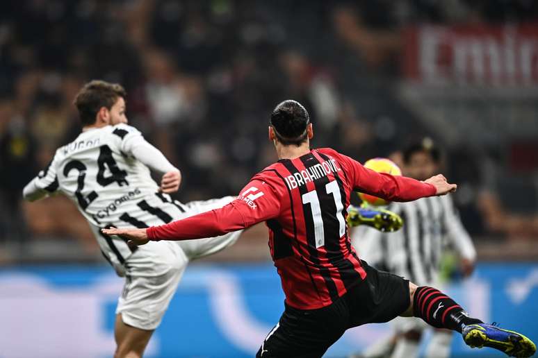 Milan e Juventus empatam sem gols em partida pelo Campeonato Italiano. 