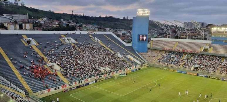 Torcida do São Paulo viveu fortes emoções na Arena Barueri (Foto: Gabriel Santos)