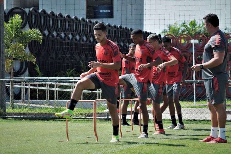 Atletas do Flamengo treinando no Ninho do Urubu (Foto: Gabriel Nufferr / Flamengo)