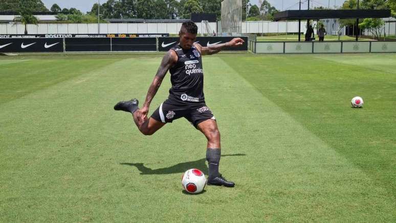 Paulinho durante atividade no CT (Foto: Olavo Guerra/Agência Corinthians)