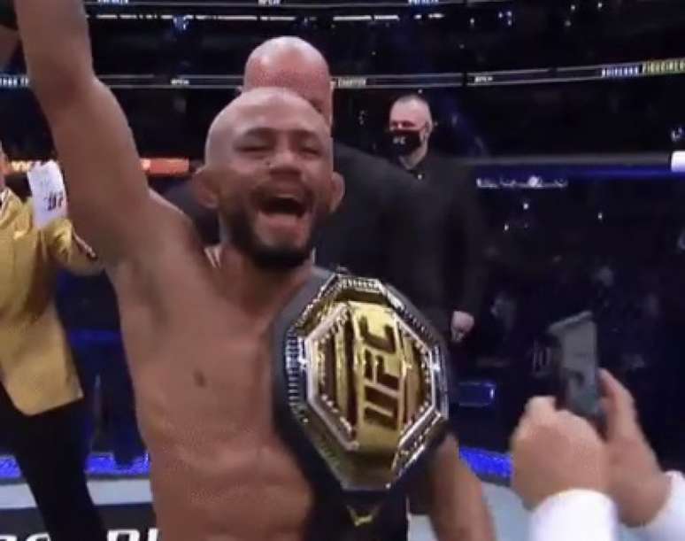 Deiveson recuperou o cinturão dos moscas no UFC 270 (Foto: Reprodução/Twitter)