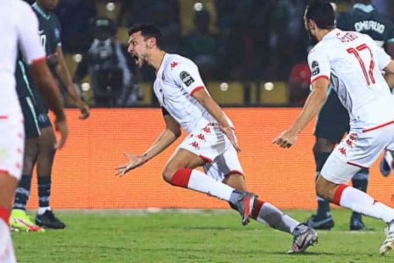 Tunísia venceu com gol de seu capitão (Foto: DANIEL BELOUMOU OLOMO / AFP)