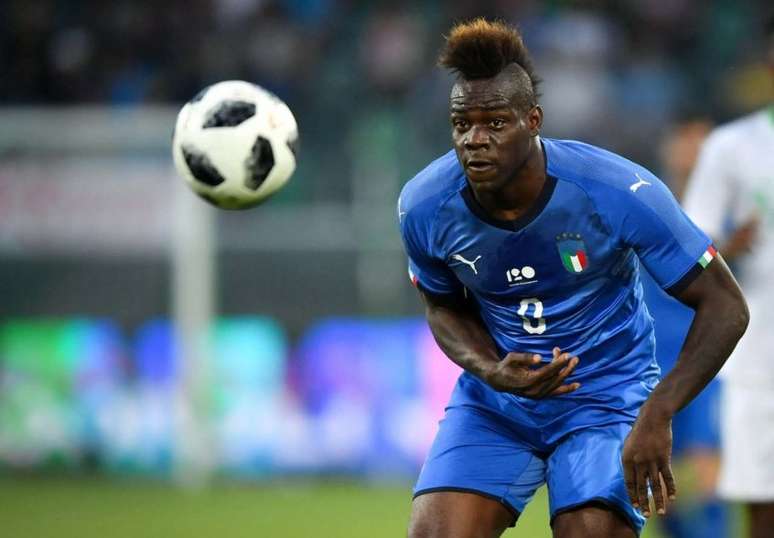 Balotelli não entra em campo pela seleção italiana há quase quatro anos (Foto: FABRICE COFFRINI / AFP)