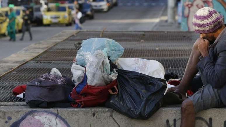 Imagem de uma pessoa em situação de rua.