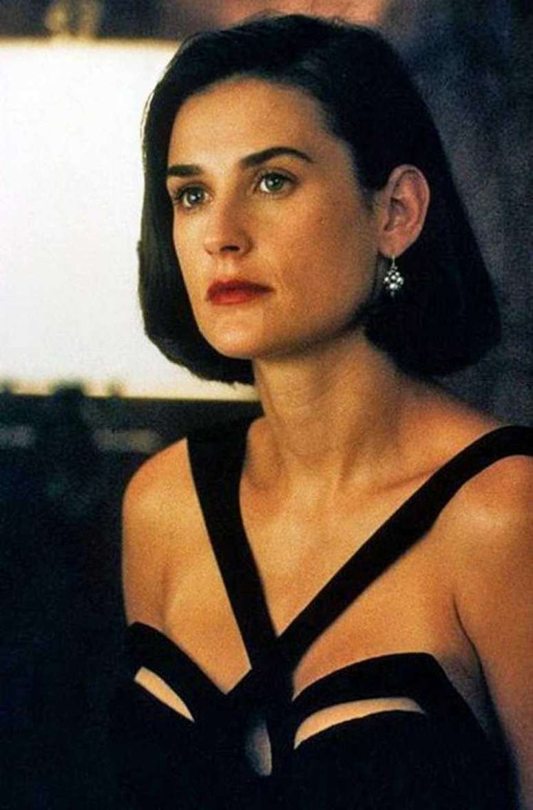 Demi Moore com o vestido preto em “Proposta Indecente” 