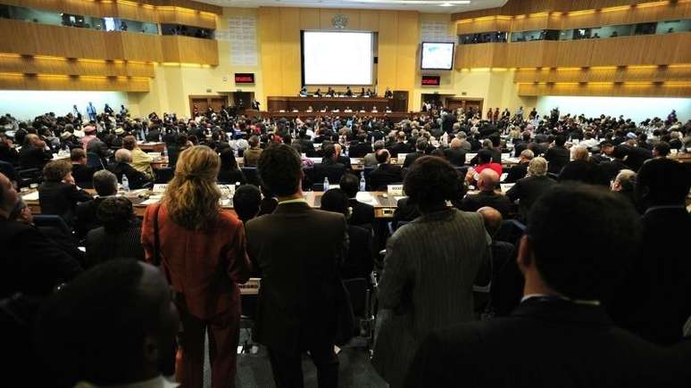 Foto ilustra texto sobre relações entre Brasil e Africa. A imagem mostra uma sala de conferência cheia de pessoas.