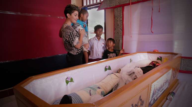 Em Toraja, passam-se meses e anos até funeral acontecer; nesse período, famílias guardam corpos em casa e cuidam deles como se estivessem apenas doentes