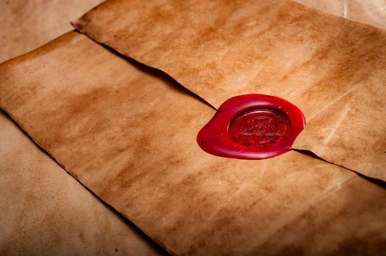 O lacre de cera era um método comum de impedir que pessoas não autorizadas lessem o conteúdo das cartas, antes da invenção do envelope