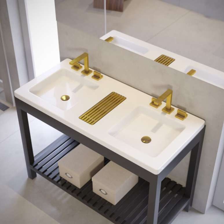 3. Banheiro com torneiras douradas – Foto DECA