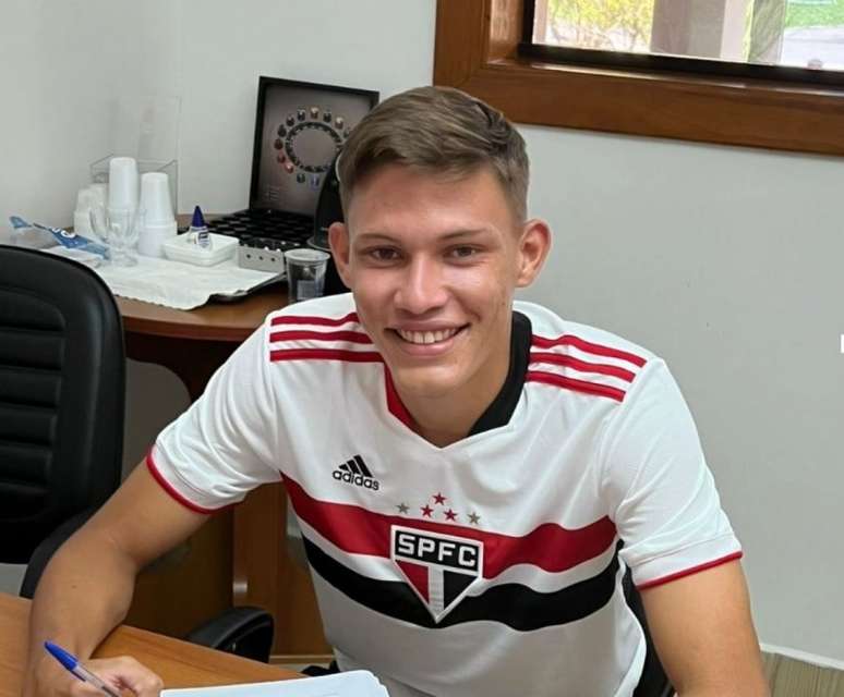 Zagueiro Lucas Sousa assinou contrato até o final de 2023 para jogar no sub-20 do São Paulo (Foto: Divulgação)