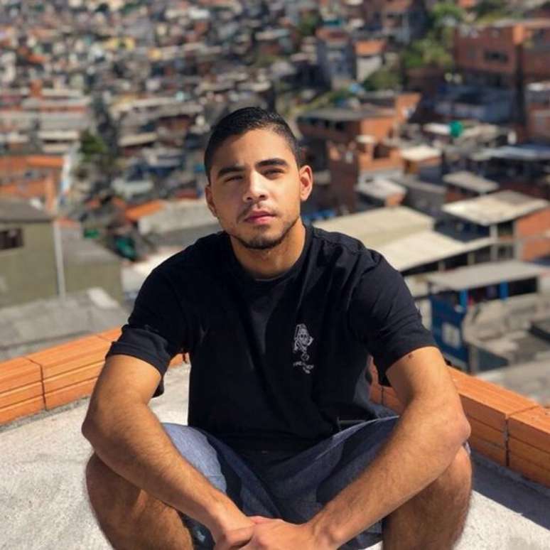 O jovem comemorou a aprovação na OAB na laje de casa