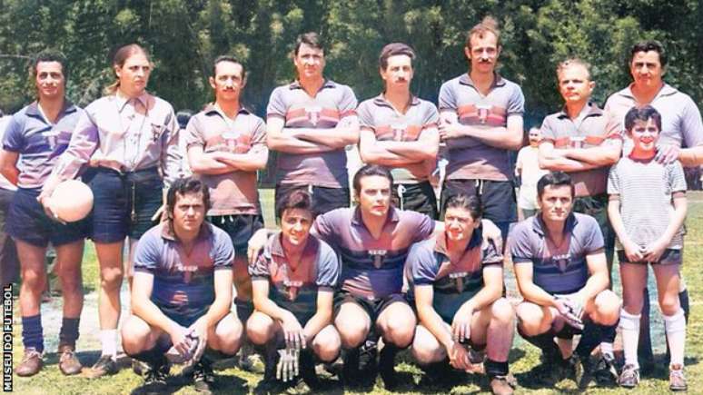 Foto tirada em São Paulo mostra Léa Campos com a bola, pronta para arbitrar o jogo