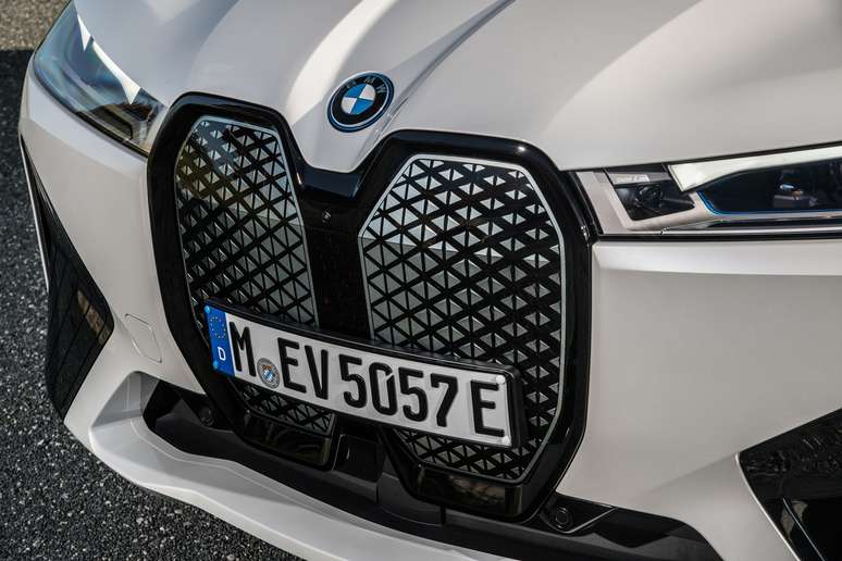 BMW iX: grade autolimpante e regenerativa
