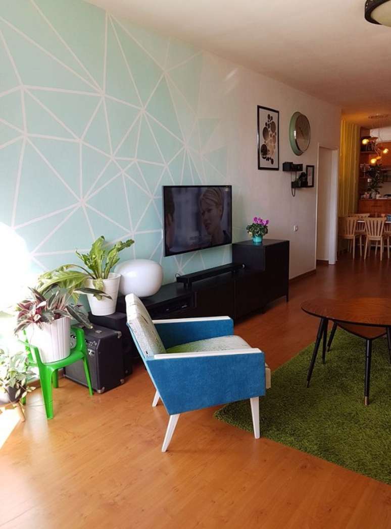 6. Papel de parede verde água para sala de estar com poltrona azul e tapete verde – Foto The Wall Whisperer