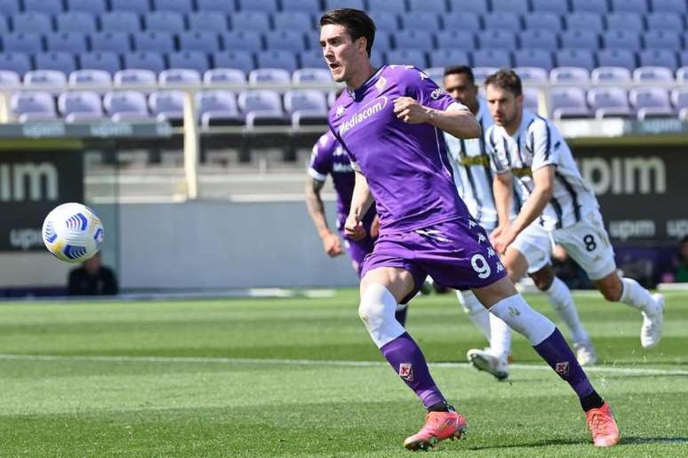 Vlahovic tem proposta para se tornar jogador da Juventus nos próximos dias (Foto: VINCENZO PINTO / AFP)