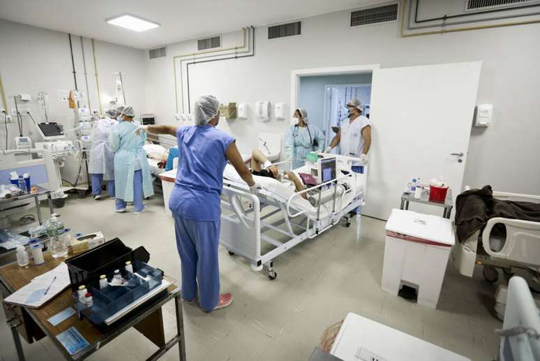 Hospital com pacientes internados por covid