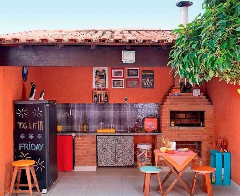 23. Cantinho do churrasco simples decorado com churrasqueira de tijolinho e parede terracota – Foto: Otimizi