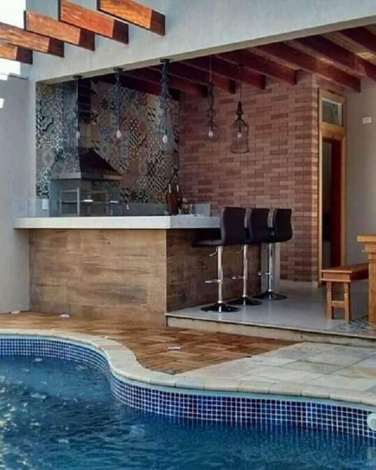 49. Ladrilho hidráulico para decoração de cantinho do churrasco com piscina – Foto: Decor Fácil