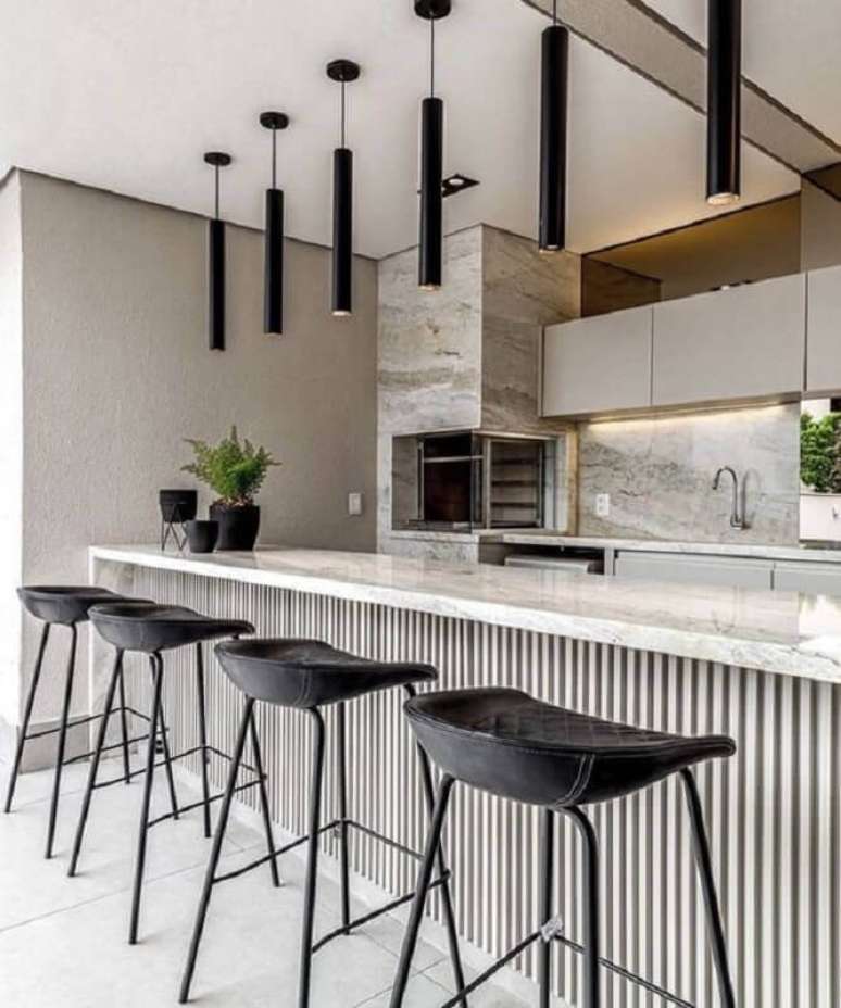 25. Cinza claro para decoração de cantinho do churrasco moderno com luminária pendente preta para bancada – Foto: Houzz