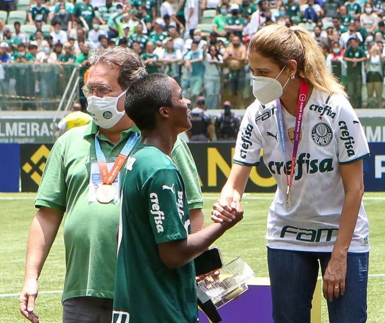 Leila cumprimenta Endrick, a principal joia da base palmeirense e destaque do título (Foto: Fabio Menotti/Palmeiras)