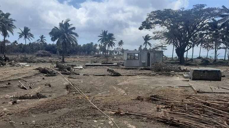 Imagens da costa de Tonga mostram danos a estruturas e árvores após o tsunami