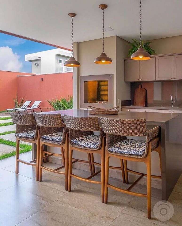 27. Cores neutras para cantinho do churrasco decorado com moveis planejados &ndash; Foto: Decor F&aacute;cil