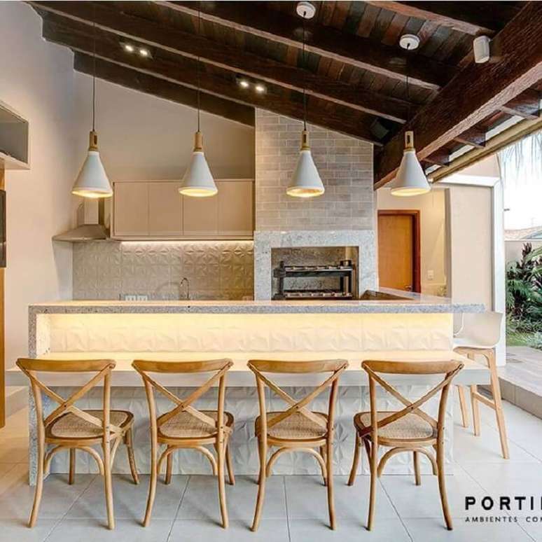 19. Cantinho do churrasco decorado em cores claras com cadeira de madeira &ndash; Foto: Cer&acirc;mica Portinari