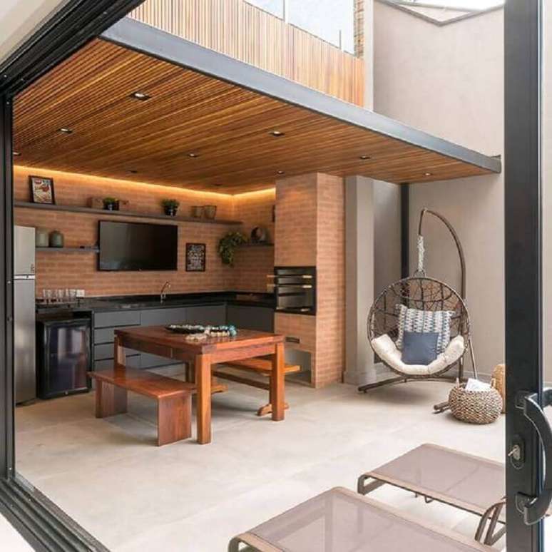 57. Parede tijolinho para cantinho do churrasco decorado com teto ripado – Foto: RED Square Arquitetura