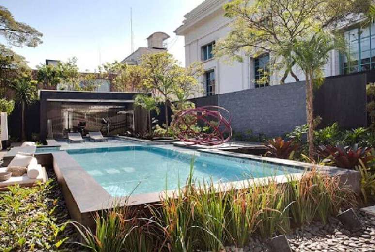 3. Modelo de casa moderna com piscina e jardim – Foto: habitíssimo
