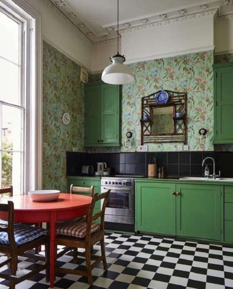 8. Cozinha retro com revestimento verde água floral – Foto Mud About The House