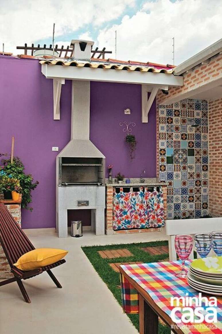 41. Decora&ccedil;&atilde;o simples para cantinho do churrasco com revestimento colorido &ndash; Foto: Minha Casa