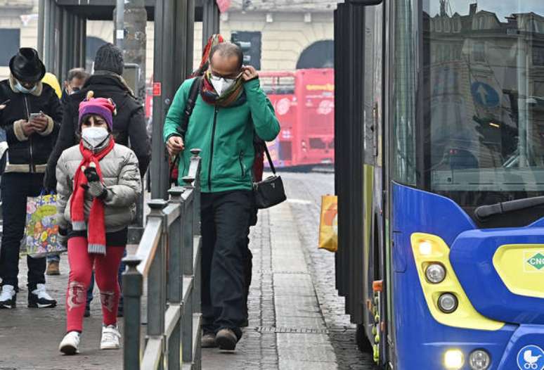 Italianos andando pelas ruas de Turim durante a pandemia