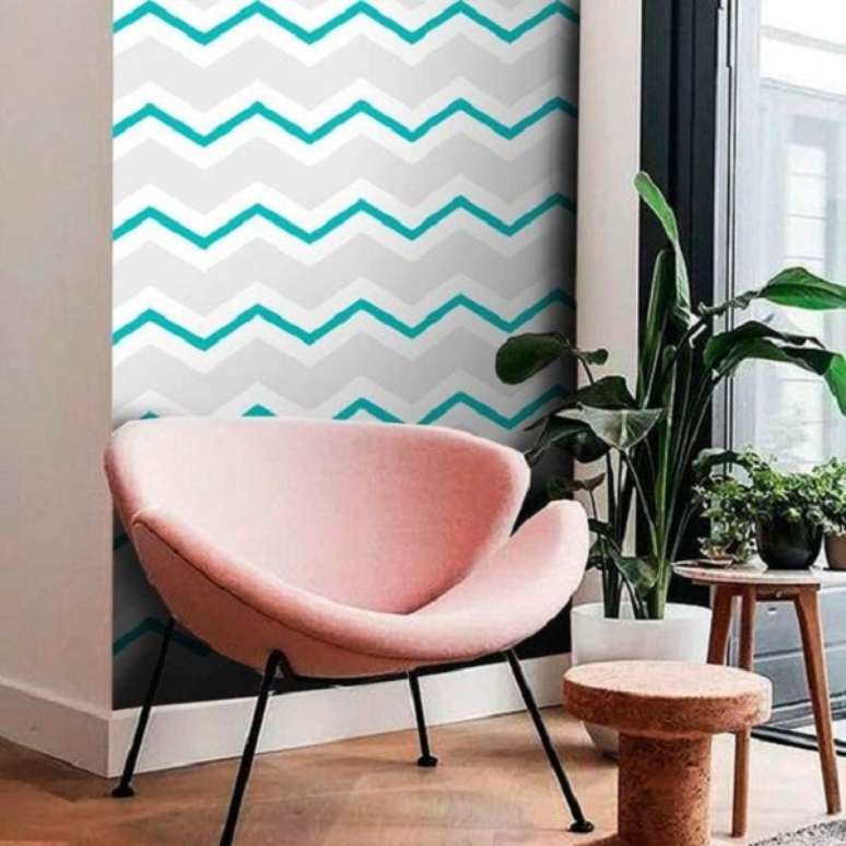 15. Papel de parede verde água e cinza para sala de estar com poltrona rosa – Foto Madeira Madeira