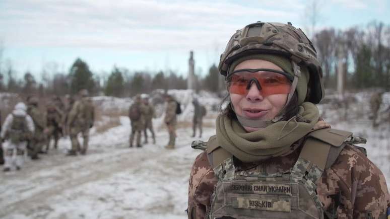 A ucraniana Marta Yuzkiv, que faz parte de grupo de voluntários pela defesa territorial do país