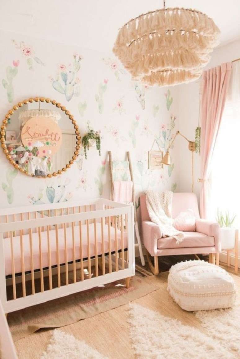 11. Papel de parede rosa e verde para quarto de bebê moderno – Foto Pinterest