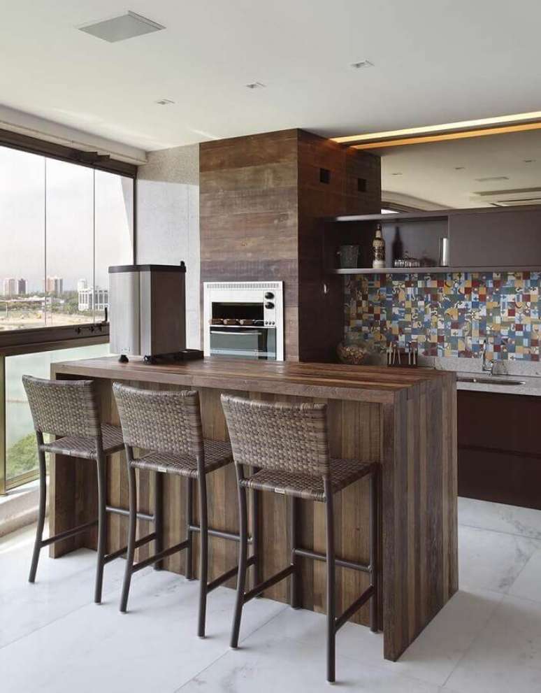 10. Apartamento com cantinho do churrasco decorado com revestimento colorido &ndash; Foto: Casa Vogue