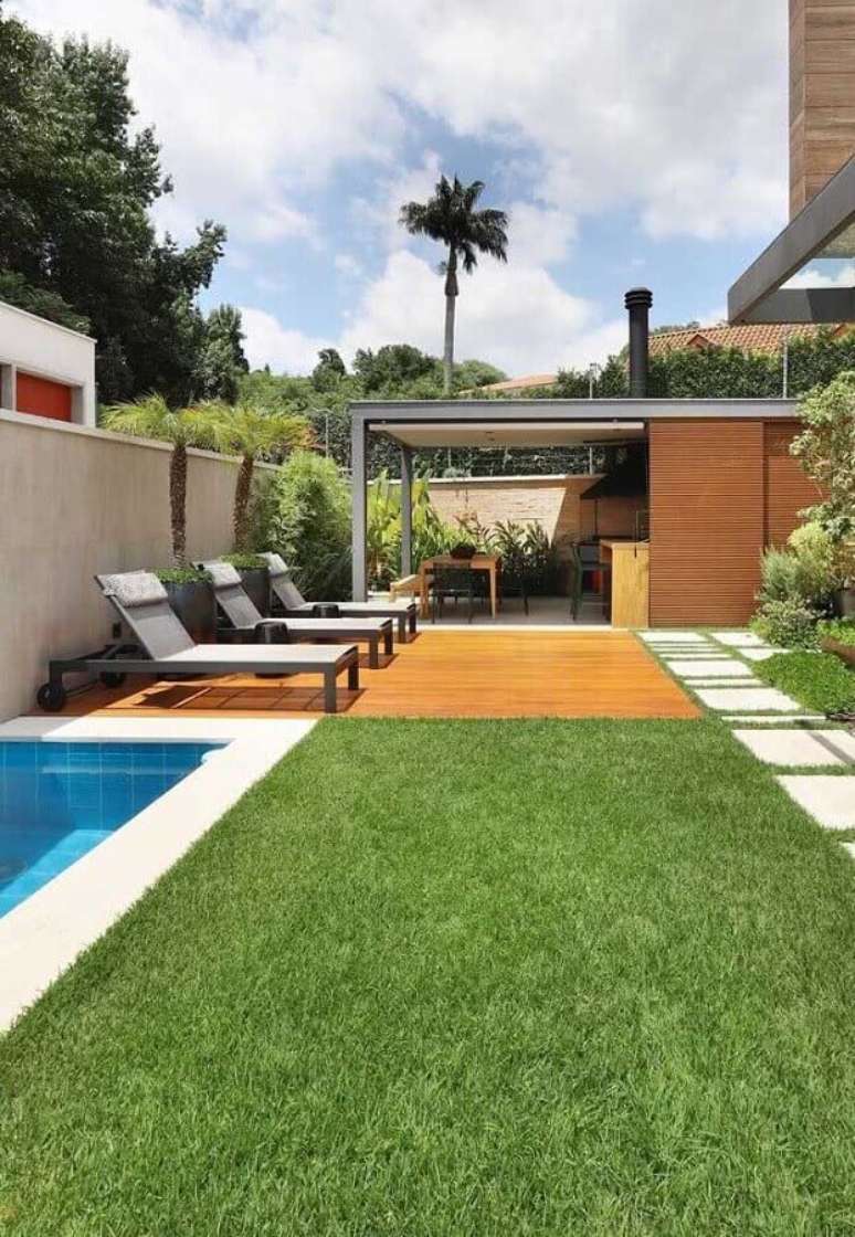 43. Espreguiçadeira para cantinho do churrasco decorado com jardim e piscina – Foto: Decor Fácil