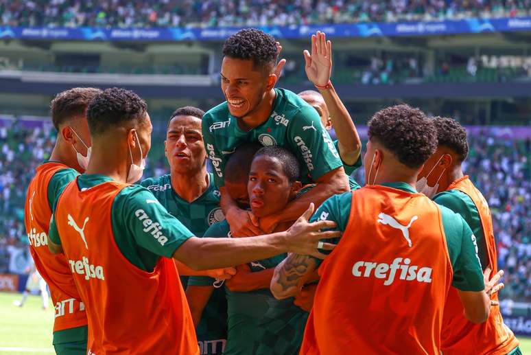 Endrick do Palmeiras comemora seu gol durante final da Copinha contra o Santos