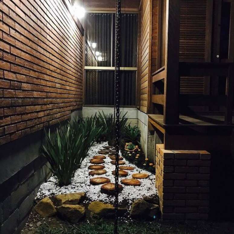 33. Luz para jardim de inverno as arandelas na parede de tijolinho iluminam o ambiente. Fonte: Pousada Sitio Raízes